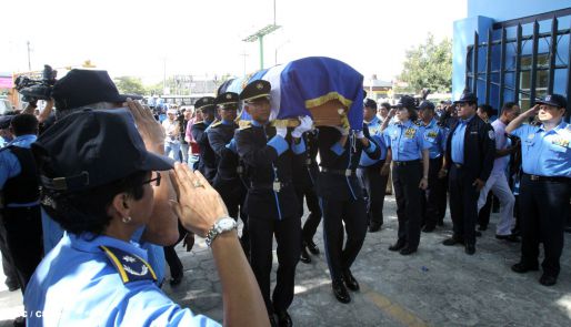 Rinden homenaje póstumo a compañeros policías caídos en el cumplimiento del deber