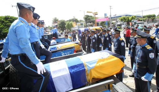 Rinden homenaje póstumo a compañeros policías caídos en el cumplimiento del deber