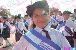 Estudiantes de los distritos V y VI desfilan enalteciendo valores de identidad y fervor patrio