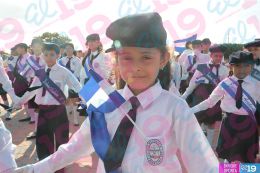 Estudiantes de los distritos V y VI desfilan enalteciendo valores de identidad y fervor patrio