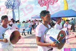 Estudiantes de los distritos V y VI desfilan enalteciendo valores de identidad y fervor patrio