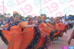 Estudiantes de los distritos V y VI desfilan enalteciendo valores de identidad y fervor patrio