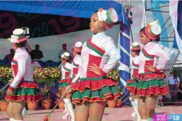 Estudiantes de los distritos V y VI desfilan enalteciendo valores de identidad y fervor patrio