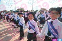 Estudiantes de los distritos V y VI desfilan enalteciendo valores de identidad y fervor patrio