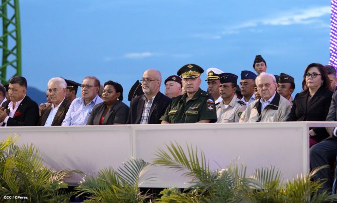 Daniel y Rosario participan en Acto del 36 Aniversario del Ejército de Nicaragua