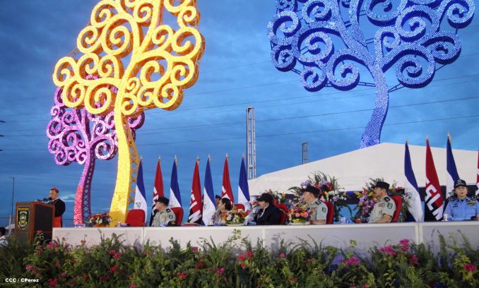 Daniel y Rosario participan en Acto del 36 Aniversario del Ejército de Nicaragua