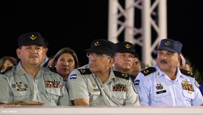 Daniel y Rosario participan en Acto del 36 Aniversario del Ejército de Nicaragua