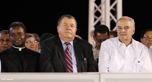 Daniel y Rosario participan en Acto del 36 Aniversario del Ejército de Nicaragua