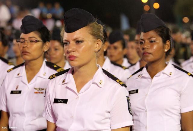 Daniel y Rosario participan en Acto del 36 Aniversario del Ejército de Nicaragua
