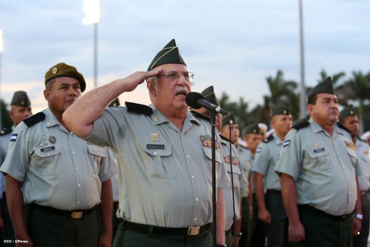 Daniel y Rosario participan en Acto del 36 Aniversario del Ejército de Nicaragua
