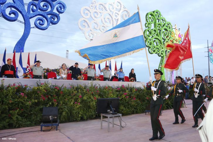 Daniel y Rosario participan en Acto del 36 Aniversario del Ejército de Nicaragua
