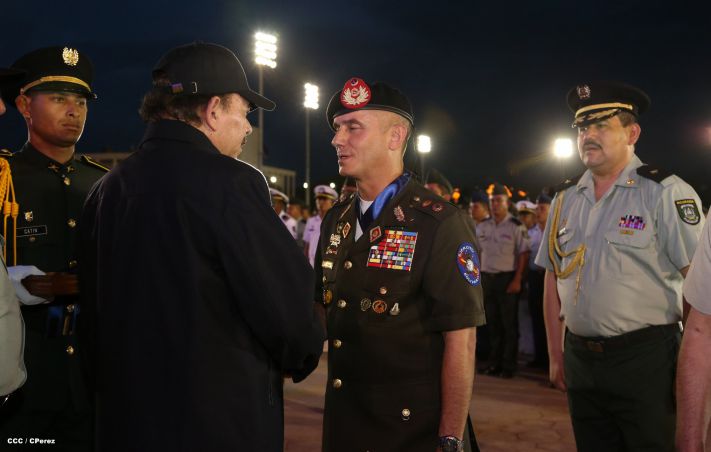 Daniel y Rosario participan en Acto del 36 Aniversario del Ejército de Nicaragua