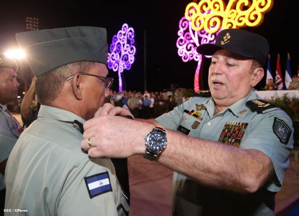 Daniel y Rosario participan en Acto del 36 Aniversario del Ejército de Nicaragua