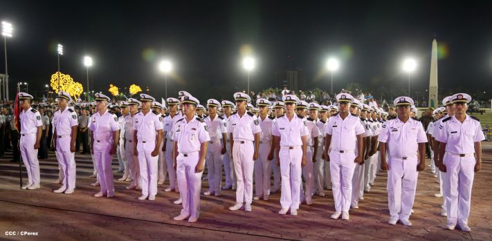 Daniel y Rosario participan en Acto del 36 Aniversario del Ejército de Nicaragua