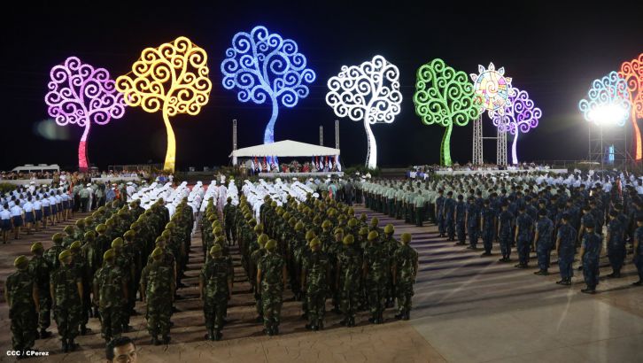 Daniel y Rosario participan en Acto del 36 Aniversario del Ejército de Nicaragua
