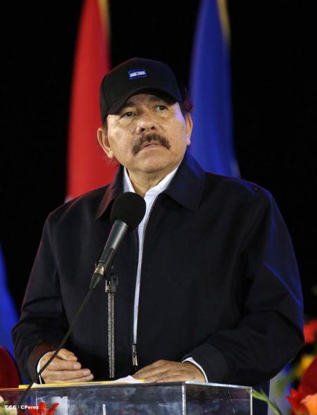 Daniel y Rosario participan en Acto del 36 Aniversario del Ejército de Nicaragua