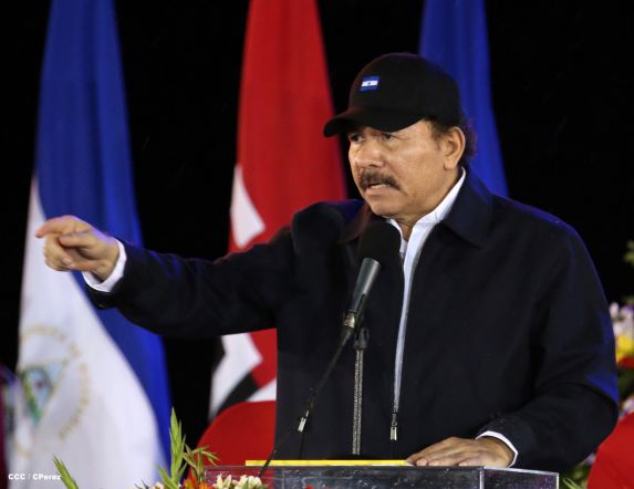 Daniel y Rosario participan en Acto del 36 Aniversario del Ejército de Nicaragua