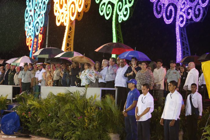 Daniel y Rosario participan en Acto del 36 Aniversario del Ejército de Nicaragua