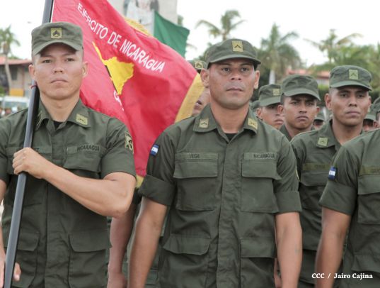 Daniel y Rosario participan en Acto del 36 Aniversario del Ejército de Nicaragua