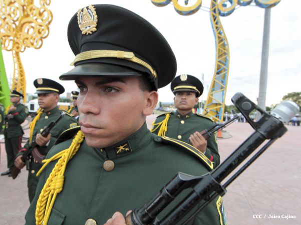 Daniel y Rosario participan en Acto del 36 Aniversario del Ejército de Nicaragua