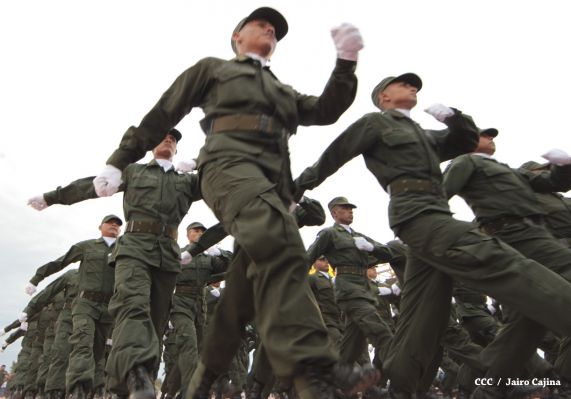 Daniel y Rosario participan en Acto del 36 Aniversario del Ejército de Nicaragua