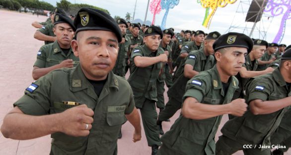 Daniel y Rosario participan en Acto del 36 Aniversario del Ejército de Nicaragua