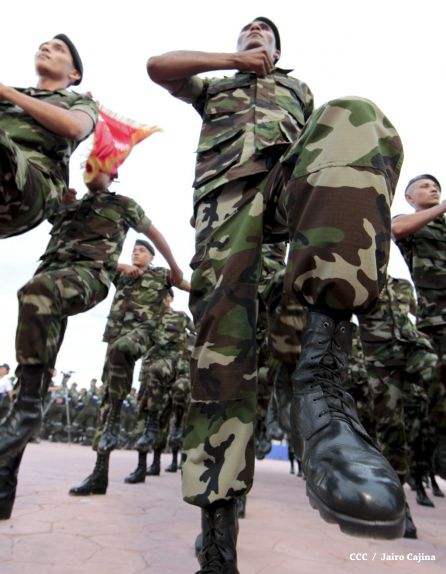 Daniel y Rosario participan en Acto del 36 Aniversario del Ejército de Nicaragua