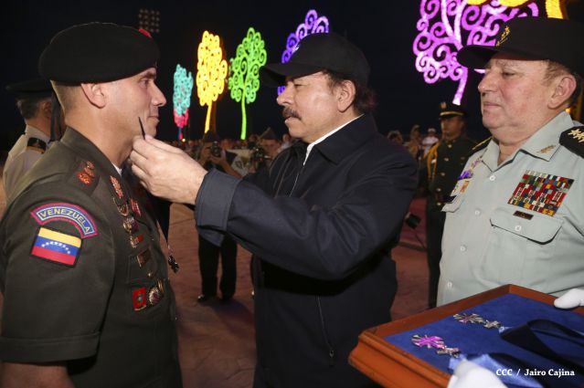 Daniel y Rosario participan en Acto del 36 Aniversario del Ejército de Nicaragua