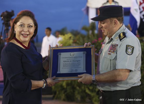 Daniel y Rosario participan en Acto del 36 Aniversario del Ejército de Nicaragua