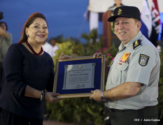 Daniel y Rosario participan en Acto del 36 Aniversario del Ejército de Nicaragua