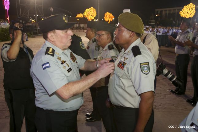 Daniel y Rosario participan en Acto del 36 Aniversario del Ejército de Nicaragua