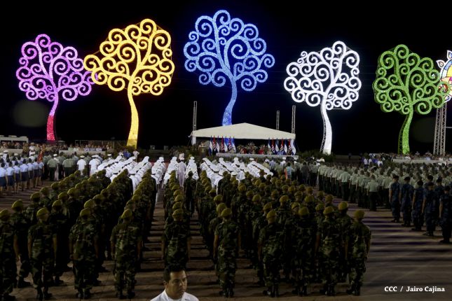 Daniel y Rosario participan en Acto del 36 Aniversario del Ejército de Nicaragua