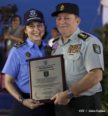 Daniel y Rosario participan en Acto del 36 Aniversario del Ejército de Nicaragua