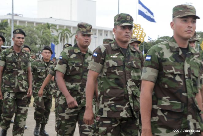 Daniel y Rosario participan en Acto del 36 Aniversario del Ejército de Nicaragua