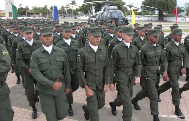 Daniel y Rosario participan en Acto del 36 Aniversario del Ejército de Nicaragua
