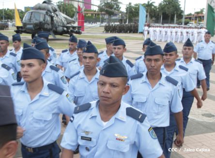 Daniel y Rosario participan en Acto del 36 Aniversario del Ejército de Nicaragua