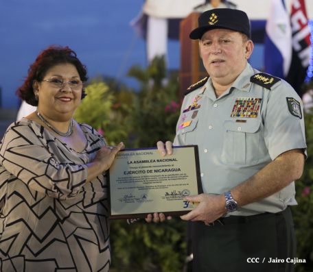 Daniel y Rosario participan en Acto del 36 Aniversario del Ejército de Nicaragua