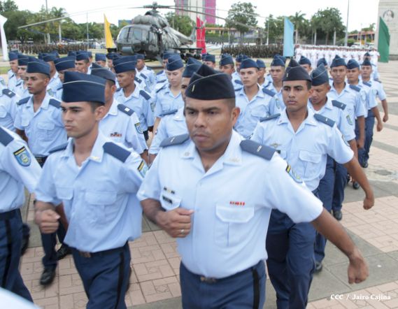 Daniel y Rosario participan en Acto del 36 Aniversario del Ejército de Nicaragua