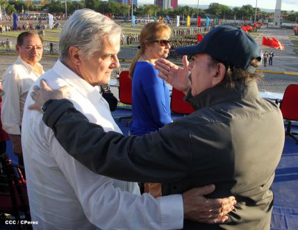 Desfile militar Pueblo-Ejército en Plaza de la Fé "Juan Pablo II"