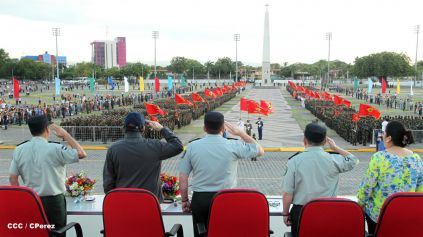 Desfile militar Pueblo-Ejército en Plaza de la Fé "Juan Pablo II"
