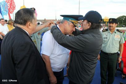 Desfile militar Pueblo-Ejército en Plaza de la Fé "Juan Pablo II"