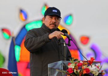 Desfile militar Pueblo-Ejército en Plaza de la Fé "Juan Pablo II"