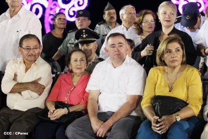 Desfile militar Pueblo-Ejército en Plaza de la Fé "Juan Pablo II"