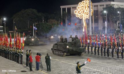 Desfile militar Pueblo-Ejército en Plaza de la Fé "Juan Pablo II"