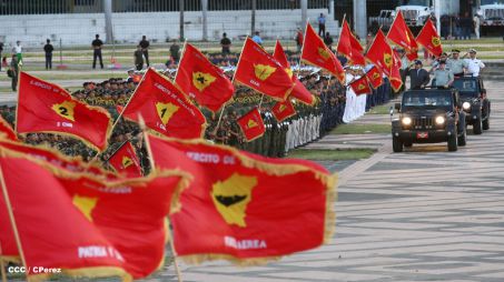 Desfile militar Pueblo-Ejército en Plaza de la Fé "Juan Pablo II"