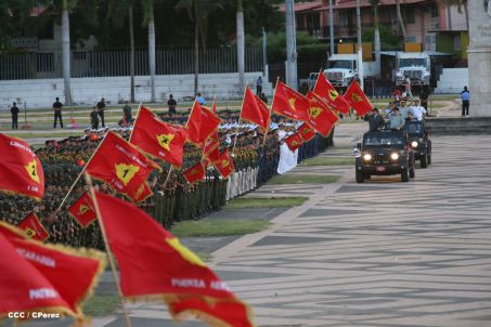 Desfile militar Pueblo-Ejército en Plaza de la Fé "Juan Pablo II"