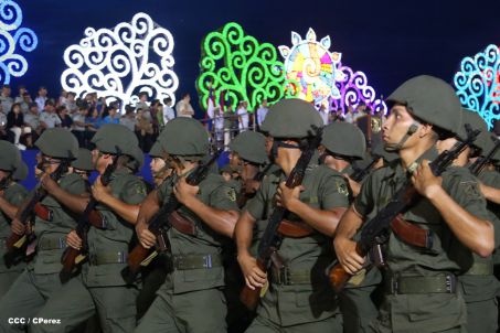 Desfile militar Pueblo-Ejército en Plaza de la Fé "Juan Pablo II"