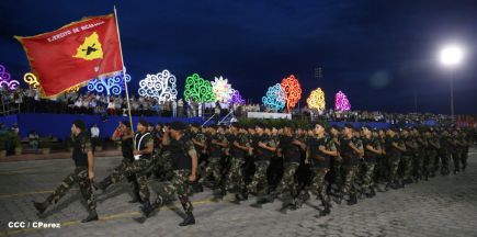 Desfile militar Pueblo-Ejército en Plaza de la Fé "Juan Pablo II"