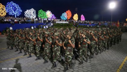 Desfile militar Pueblo-Ejército en Plaza de la Fé "Juan Pablo II"
