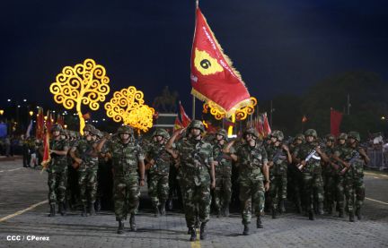 Desfile militar Pueblo-Ejército en Plaza de la Fé "Juan Pablo II"